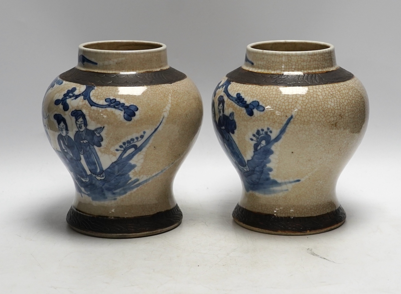 A pair of early 20th century Chinese blue and white crackle ware jars, 19cm